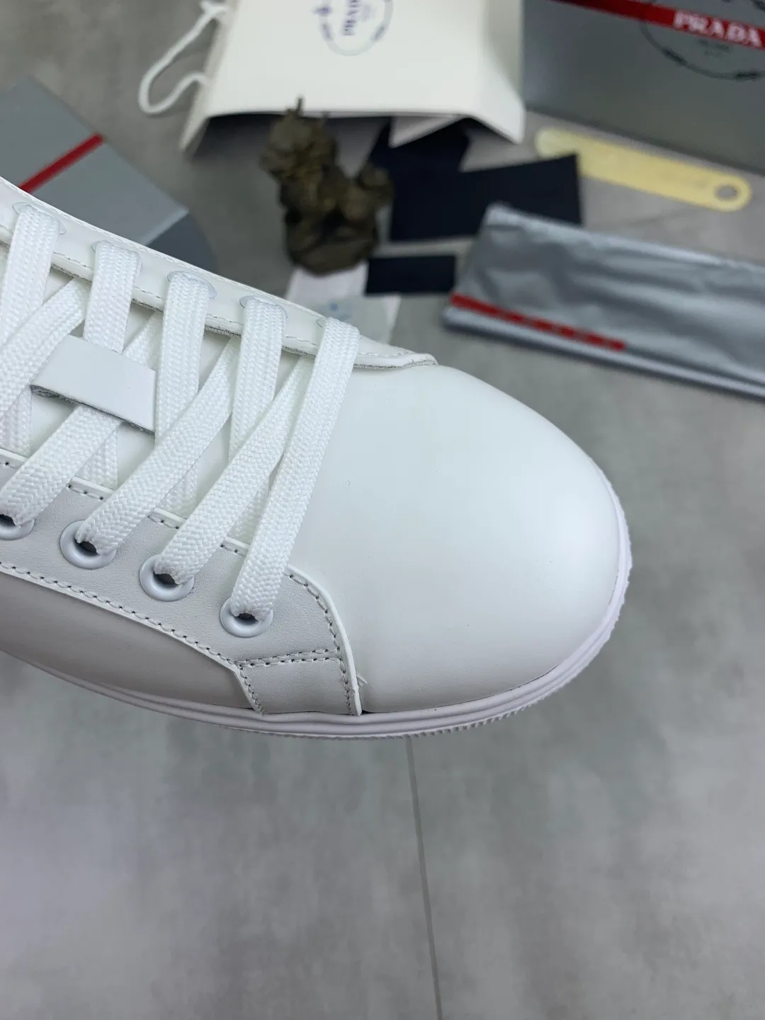 Men's shoes 💰P560💰 [New model] High version official website popular model is on the market, 🆘 Trendy brand (Prada) mainly promotes popular model, avant-garde and versatile fashionable men's shoes private version mold opening, cowhide surface splicing 1:1.. Stylish and simple, original imported cowhide lining cowhide feet; the atmosphere and personality are more fashionable, eye-catching and pursuing class. It will subvert the old idea and be a must-have for fashion trendsetters with you! Must keep it for yourself! Tall and comfortable, large and low, high-end quality workmanship. Size: 38-45; 2️⃣ colors available.